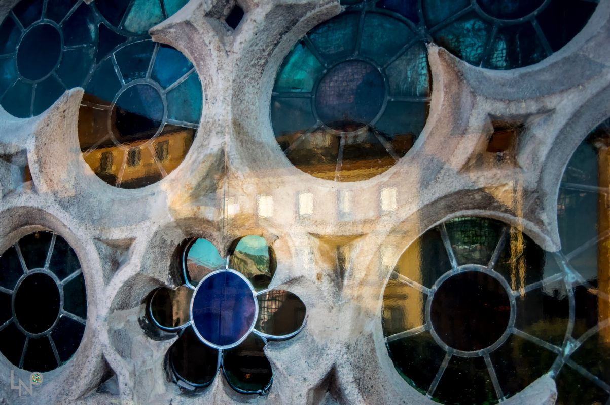 Le Vitrail aux Reflets